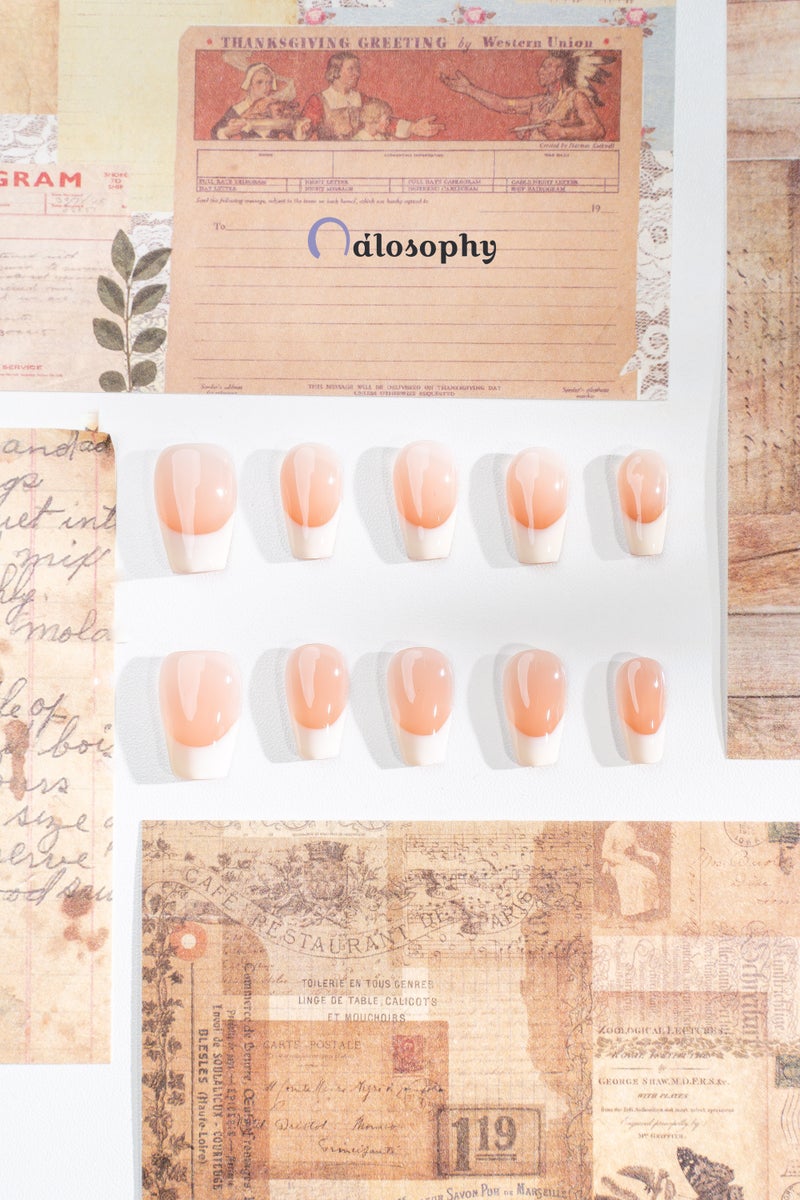 Nailosophy أظافر جل مصنوعة يدويًا قابلة للتثبيت كلاسيكية بلون نود وأبيض مع طرف فرنسي | شكل مربع - Image 2